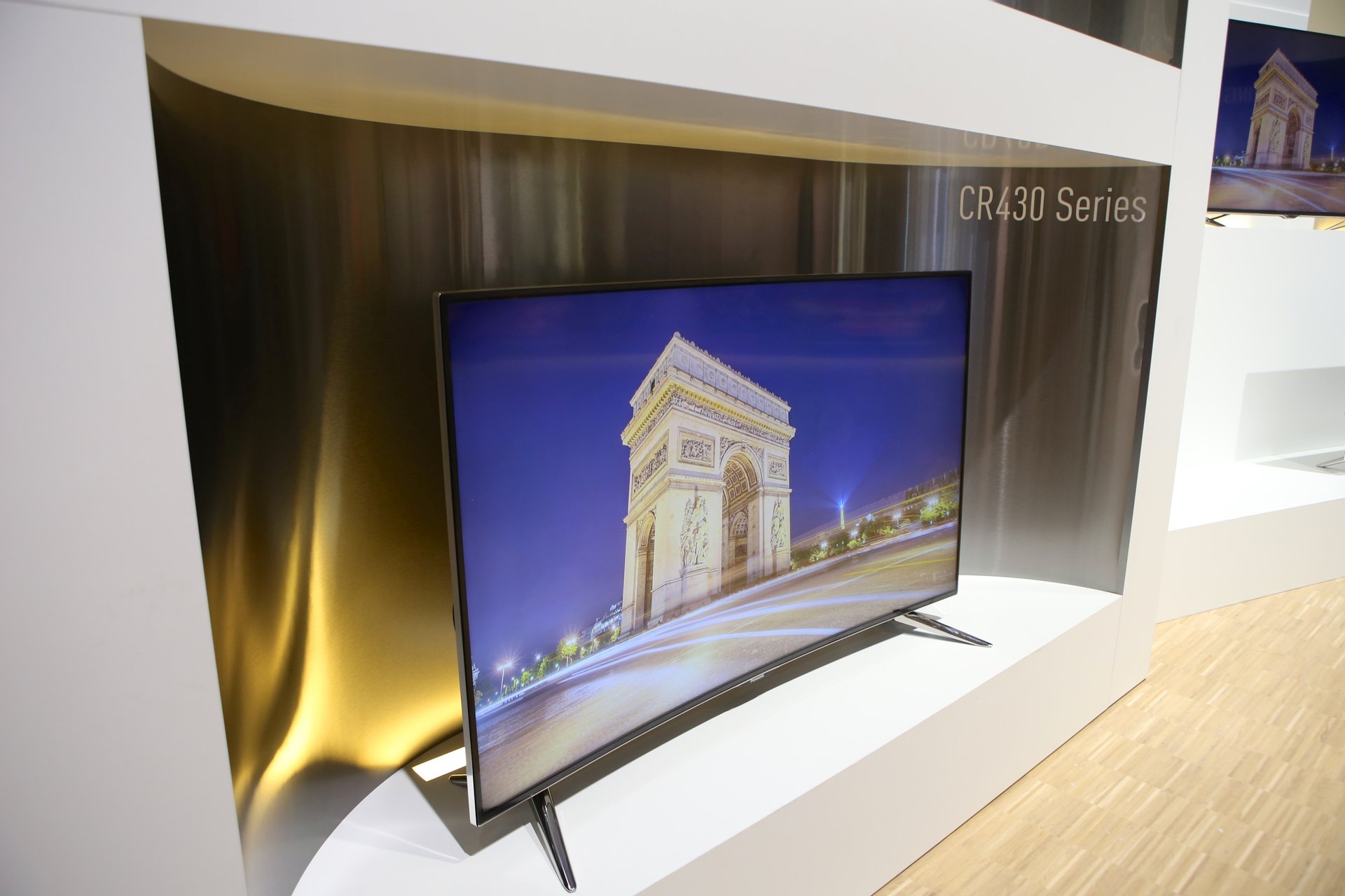 Unter der Typenbezeichnung CR850 steht zudem das erste Mal in der Geschichte Panasonics ein Curved-Modell im Regal. Hier wurde dem Konkurrenzdruck nachgegeben. Ein grosse Zukunft mit Curved-Geräten scheint Panasonic dabei nicht zu erwarten – und das obwohl die Qualität des CR850 (55 oder 65 Zoll) mit dem 4K Pro Panel top ist. Für das kleinere Budget gibt es ausserdem den CR430, welcher ebenfalls mit einer 4K-Auflösung und einer Grösse von 55 Zoll verfügbar ist.